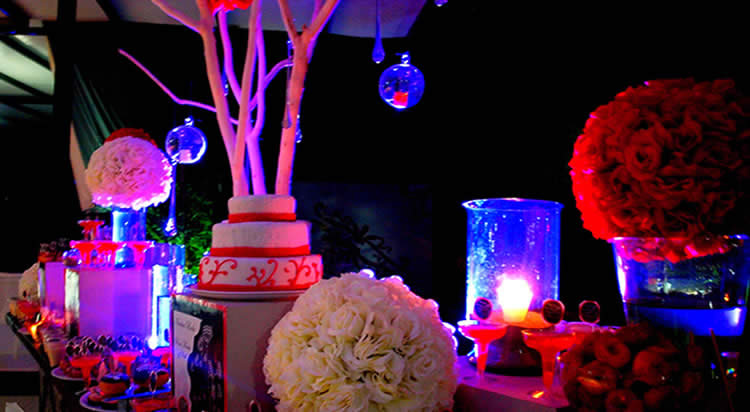 mesa de postres iluminada y decorada